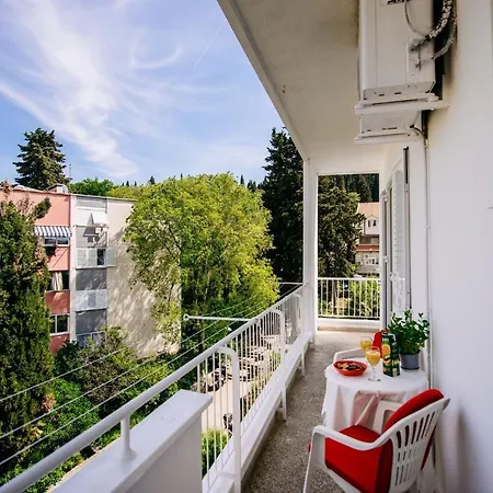 Sunnynest - 3br With Free Parking & Wi-fi, Close To Lapad Bay Apartment