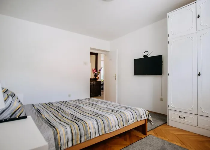 Sunnynest - 3br With Free Parking & Wi-fi, Close To Lapad Bay