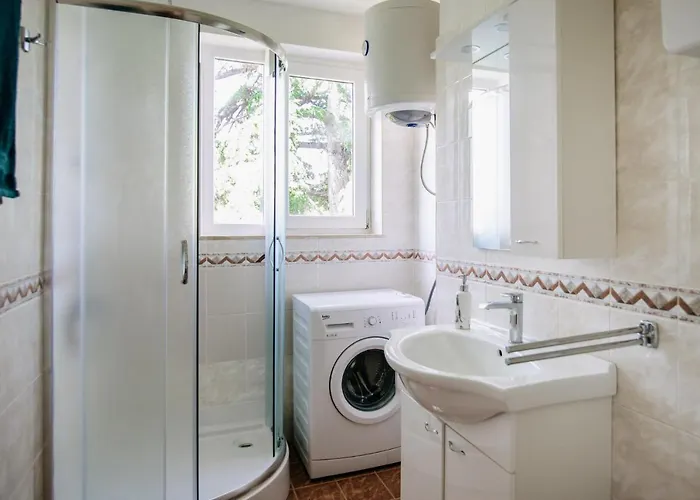 Sunnynest - 3br With Free Parking & Wi-fi, Close To Lapad Bay *