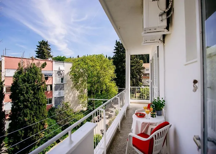 Sunnynest - 3br With Free Parking & Wi-fi, Close To Lapad Bay Appartamento