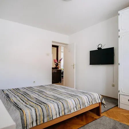 Sunnynest - 3br With Free Parking & Wi-fi, Close To Lapad Bay