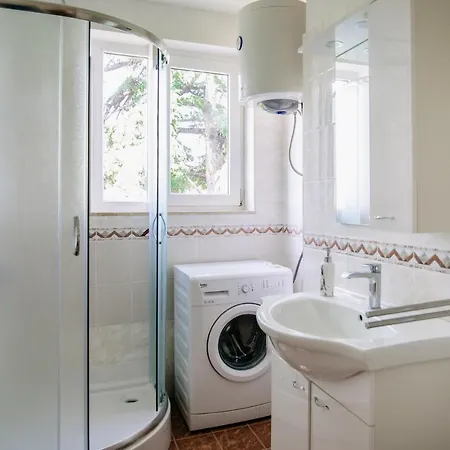 Sunnynest - 3br With Free Parking & Wi-fi, Close To Lapad Bay *